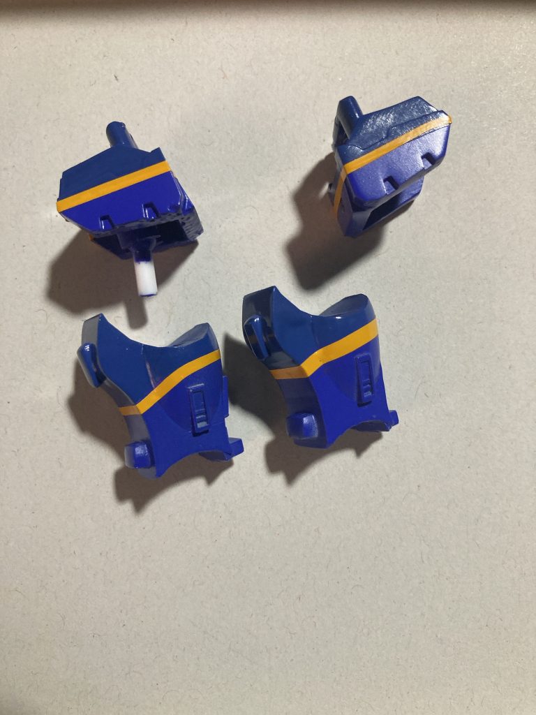 ハセガワのイエローオレンジフィニッシュを切り貼りしてラインを再現することにしました。気持ちいいくらいまっすぐになります。