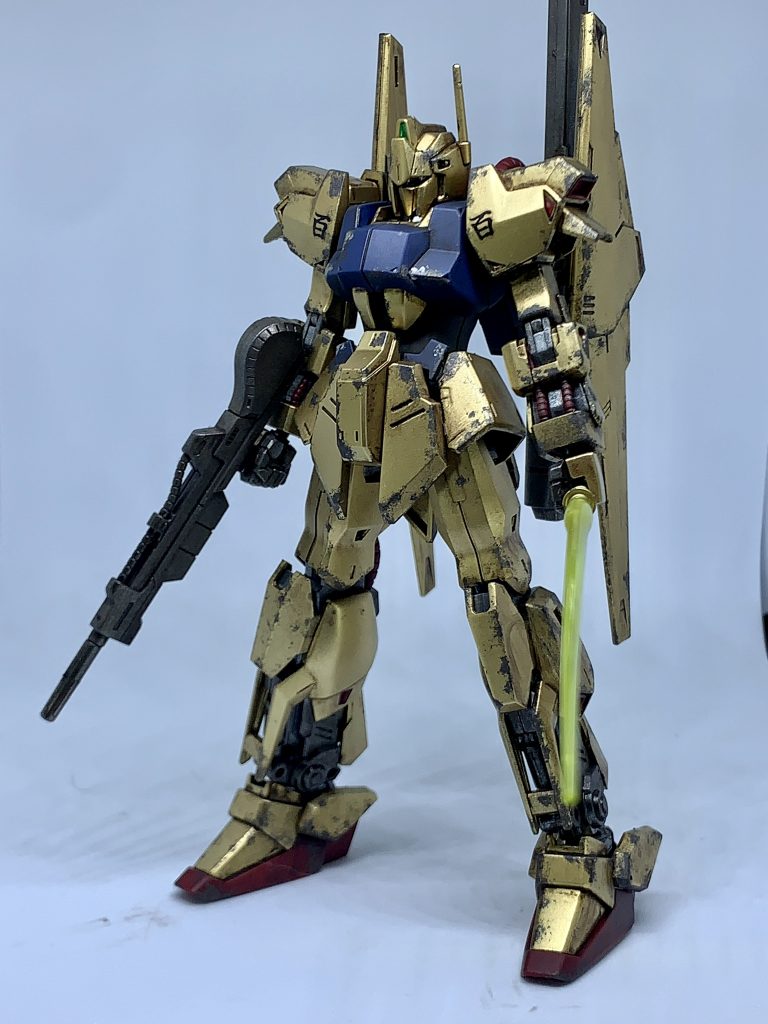 全体で一枚。金・フレーム部は塗装を行い、赤・紺色部は成形色のままつや消ししています。ウェザリングカラーでフィルタリングを行うことで全体のトーンを落としています。