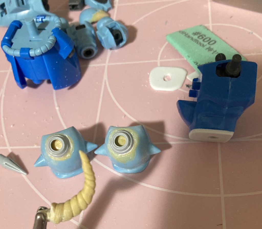 当初はスパイクを捻っていたのですが、バッファローマン感が半端なかったのでパテ埋めして再整形しました。