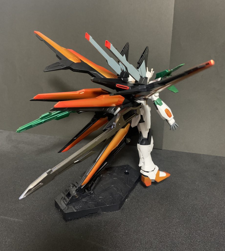 バックパックが、にぎやかというか、すごい武装の数ですね💧