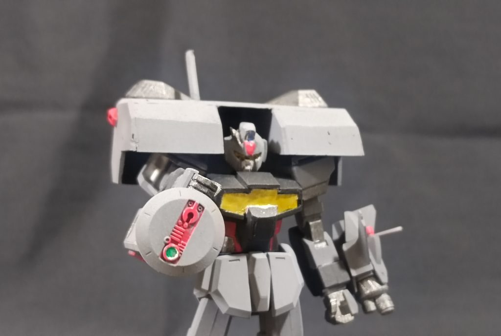 左腕のセンサーは、ビルダーズパーツのレドームをハセガワのスーパーバルキリーの腕部装甲に接着したものです。