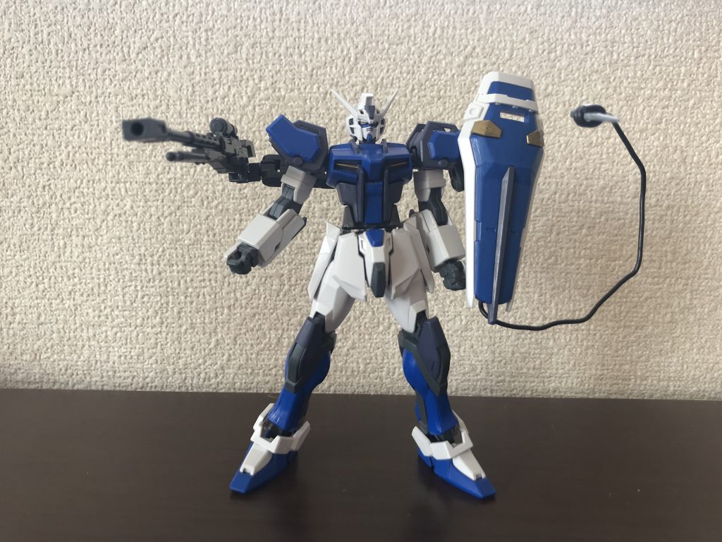 バスターストライク地上を得意とする。背部に装備されたロングビームバスターは5km先にいる相手を確実に撃ち抜くことが出来る。ただ、エネルギーチャージに時間がかかるため、連射することはできない。右肩に装備されたシールドには小型のナイフが装備されていてこのナイフは自由自在に操ることができる