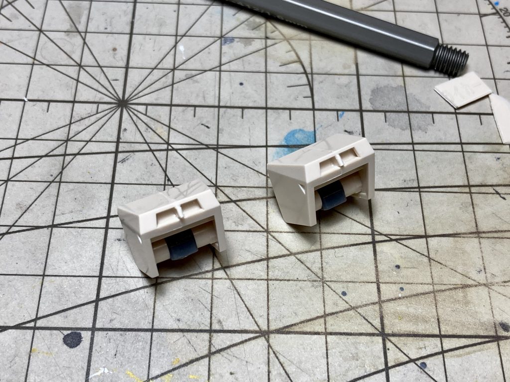 肩のディテール追加。