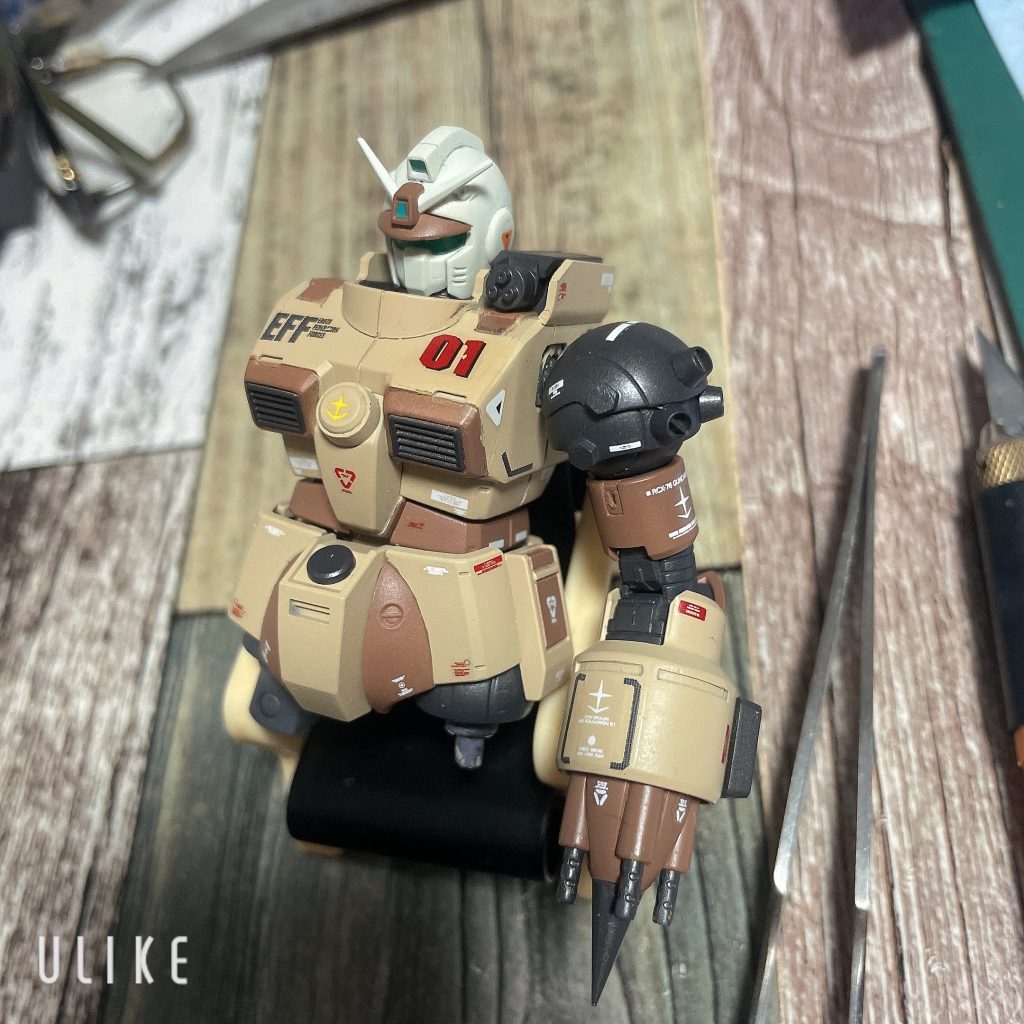 こちらデカール貼りの途中です。デカール貼りも初めてで、自分の中では65点くらいですかね…カッコ悪くはないけどカッコよくはないかなって感じです。