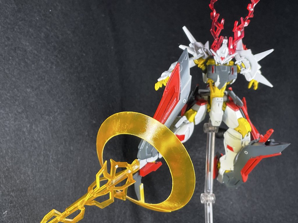 電磁投射砲「グラム」足の甲にあたる部分から伸びるユニットにコンバットナイフを挿入し、足裏から打ち出す事ができる。ダインスレイヴよりも連射が効くが、射程や威力は遠く及ばない。