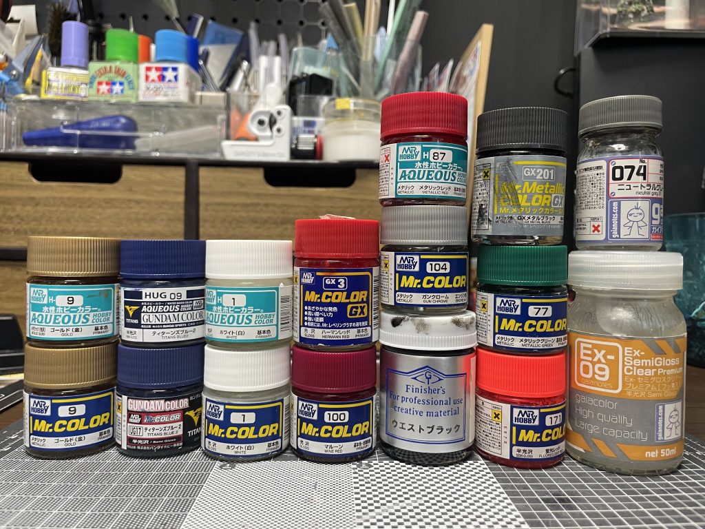 使用塗料各種。マスキング弱者な私は修正無しでは無理なのでラッカーと同じ色の水性塗料用意しました。マルーンは同じ感じの水性塗料がないのでベースカラーから軽くはみ出しても水性で修正する様にしました。ゴールドは正直ちょっと色が違う。一部筆塗りとかしてます。