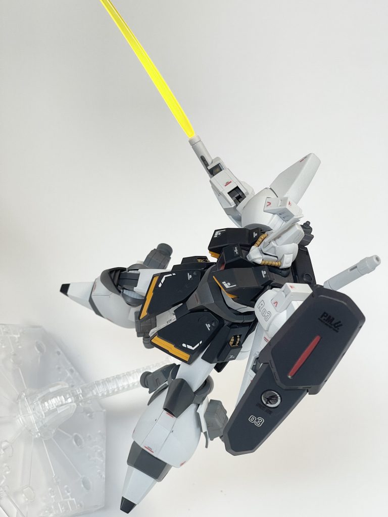 ビーム刃は何かしらのMGから太めの黄色を持ってきてます。分かりにくいですが例によって発光してます。HGUCガズアルでは大型サーベル時はナギナタの片刃を付けてね〜との指示になっているのですがそんなの全然ビームサーベルではない！（怒）