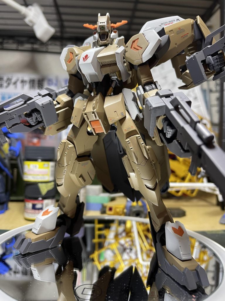 水性の半艶でトップコートをして完成。途中でサブアームのパーツが破損してパーツ請求をしたりしてここまで3ヶ月掛かりなんとか完成に辿り着きました。思い入れのあるMSになりました。初の加工をして大変勉強になりました。今後の模活の制作の幅がまた広がった気がします。ここまで見て頂きまして誠にありがとうございます。