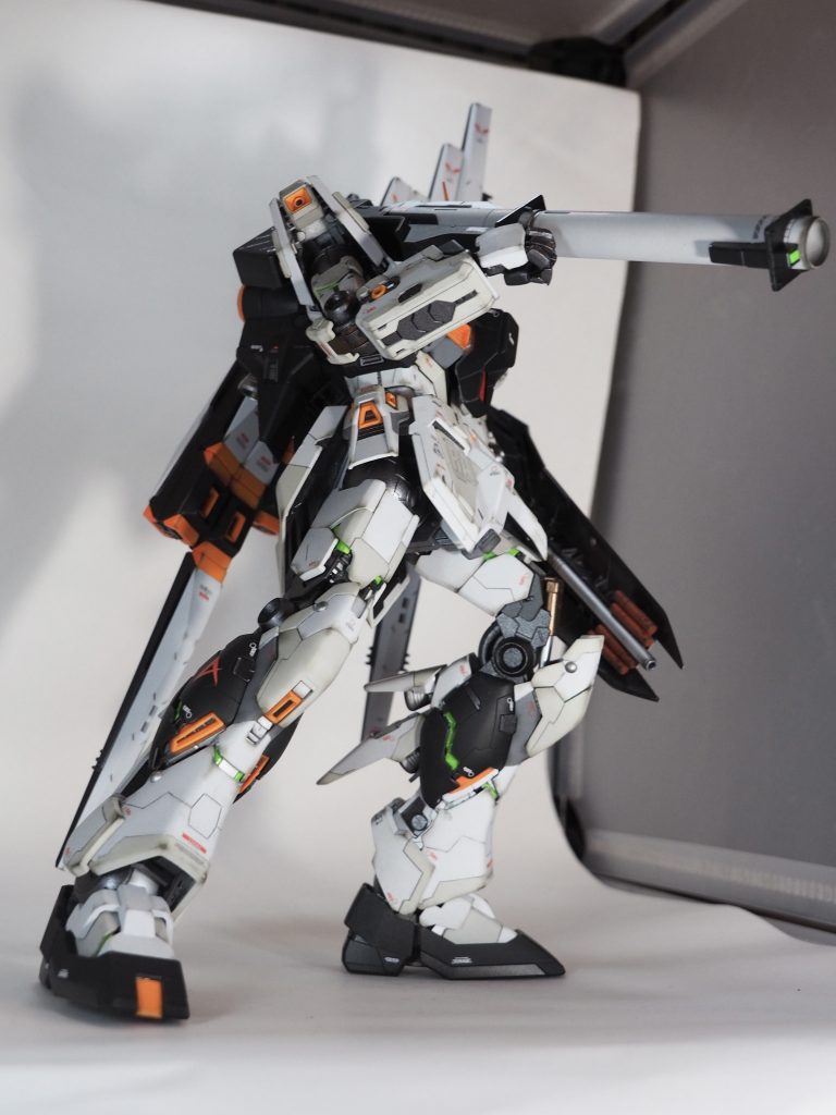 横　脚をスジボリしました。初挑戦です。骨格も塗り分けてます。特に関節は露出するので、黒系統でも違いを出しました。