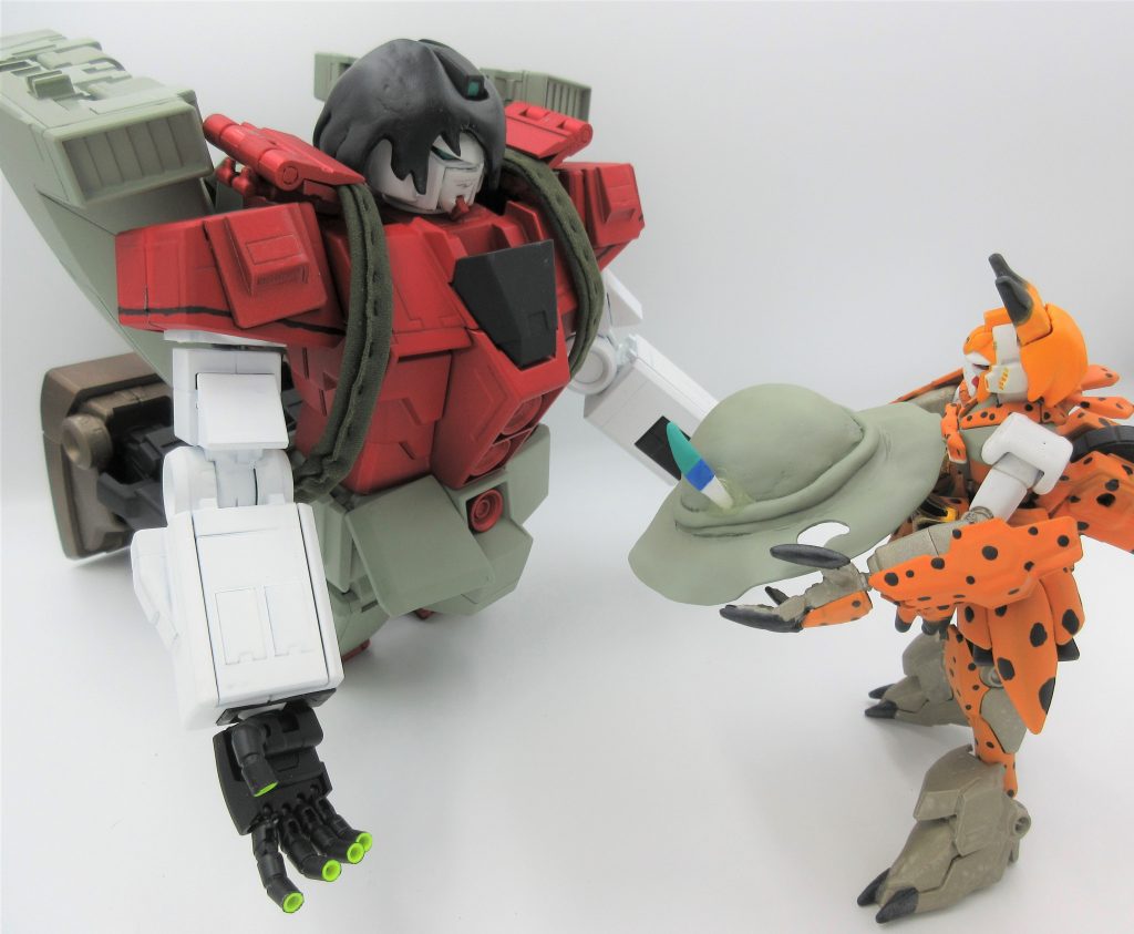 現在 我が家では、この『カバン ガンダム』と 前回の『サーバル ガンダム』を 並べて 遊んでます。やはり この 2体は セットでなければ♪(^^