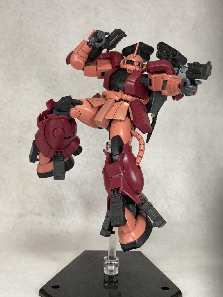 塗装はガンダムカラーのシャアピンクとシャアレッドを使用