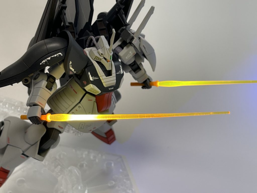 サーベル二刀に切り替え。機体ボリュームの若干の肥大化に伴ってナギナタは取り回し悪いかなと