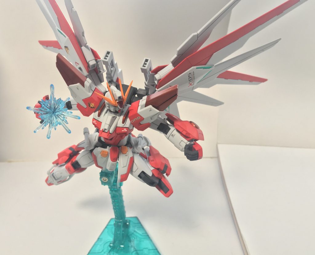 パルマ・フィオキーナ。前世代機から引き継がれた兵装だが、純粋に本体の出力が向上していることで、本兵装の威力もまたそれに比例して向上している。中距離から放ったり貫手に応用したりと、元の元になったデスティニーガンダムの時点で拡張性が高かった長所は本機にもまた引き継がれている。