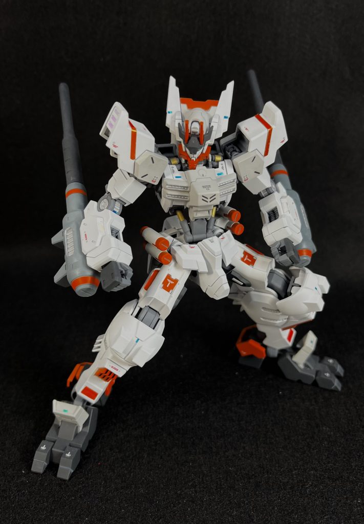 カラーリングはガイアカラーのニュートラルグレーⅠ・Ⅱをベースに差し色して蛍光オレンジを使用。時間を優先していたのでサフは一部しか吹いていません。発色を考えてオレンジの下地はグレーサフではなく別のものにした方がよかったかもしれません。