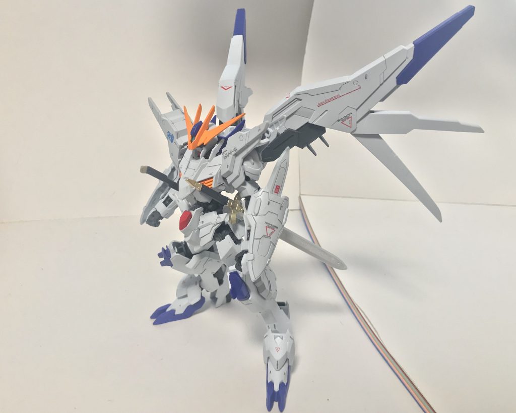 正面。腰部にはダイバーが使い続けてきた二振りの長剣が装備されており、別なガンプラに乗り換えてもその魂を一緒に辿りつくべき場所に連れて行くという意味合いを持たせている。また、足はルプスレクスのものを採用することで、地上線における設置性を高めている。