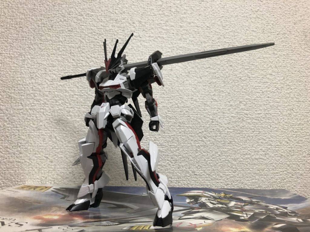 ロードアストレイΩ当然と言えば当然だけど、殆どがダブルリベイクの流用で武器及び頭部や肩、一部の脚部パーツが新規造形。可動域は相変わらずそこまで動かないですが、プロポーションはほぼ完璧と言っていいんじゃないでしょうか。ちなみに、Ωの特徴的なエンブレム?模様?はマーキングシールなので普通のシールよりはたぶんそこまで目立たないと思われます。知らんけど()