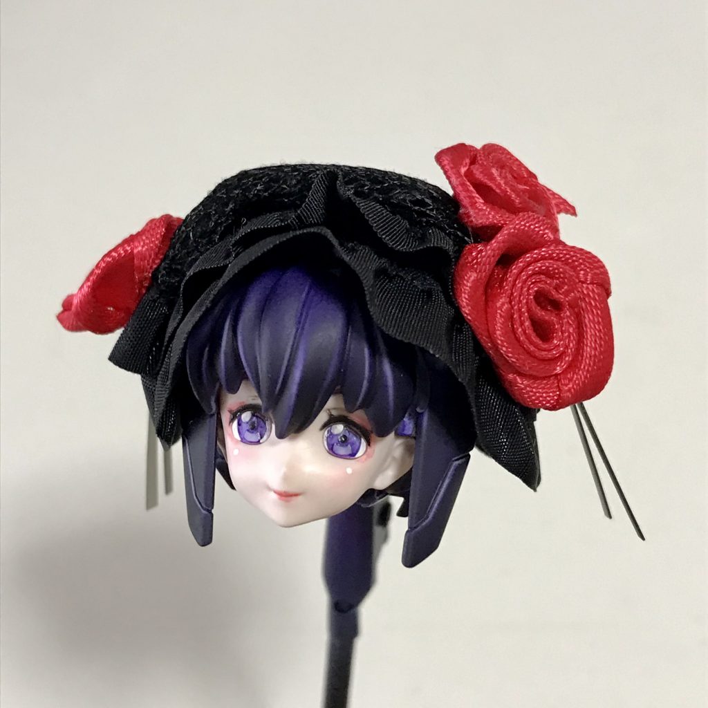 頭、いろいろ頑張りました!髪はパープルの上からスモークを吹きました。ヘッドドレスは… 黒い布を重ねてベースの形を作り、表面にレース(脚に巻いたのと同じもの)を貼り、縁に黒いフリルテープを巻きました。薔薇の花は手芸用のリボン製のものです。リボンはEVAです。