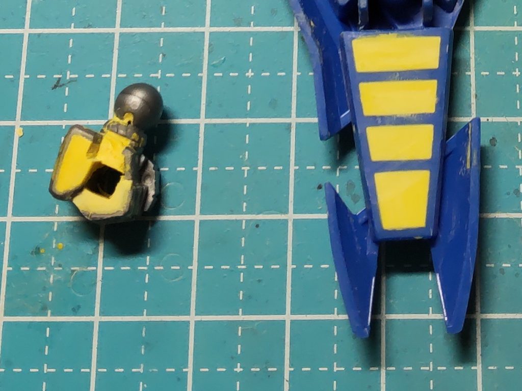 よしもとプラモデル部のYouTubeチャンネルで、プロモデラーのチョートクさんが教えてた手首の肉抜き穴埋め(3mmプラ角棒を通してからポリパテで埋めれば持ち手の穴をキレイに残せる)ってのをやったんですが、これはうまくいきました。…他がイマイチでした(;´Д`)