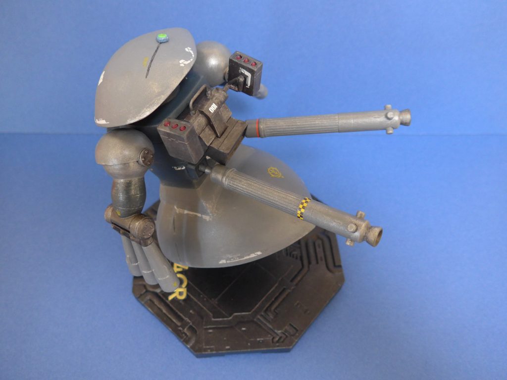 ビルダーズパーツで可動式バーニアを追加、ザクのミサイルポッドを増加武装しました(当たらなくても牽制に使えればいいかと)。頭上にもカメラを追加し、索敵能力が少し上がっています。