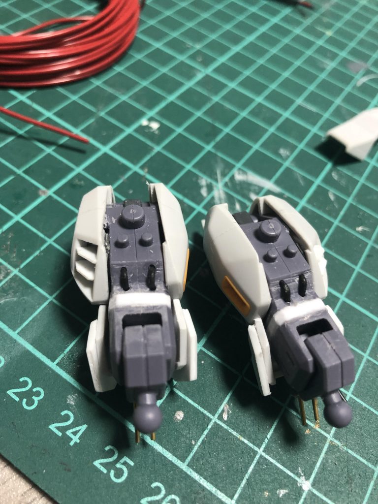 脚部は延長をしたり、HGには無い足首部分のシリンダーを真鍮にて作ったりしています。