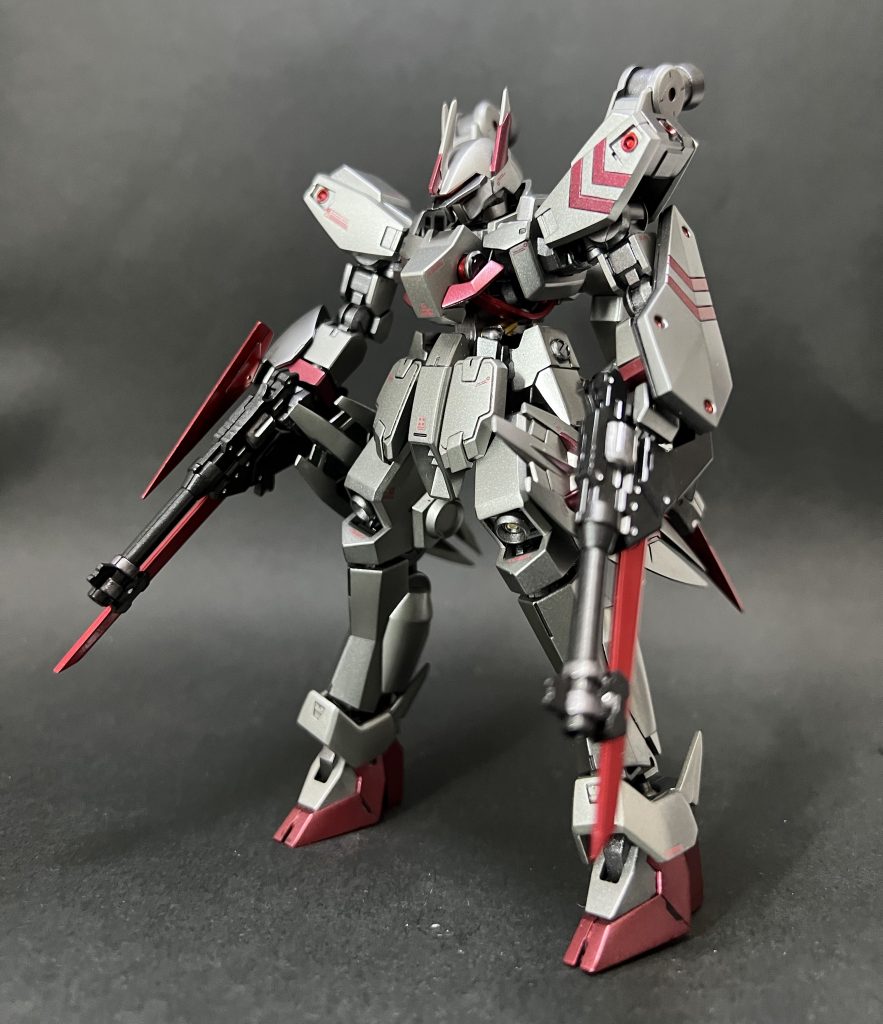 塗装前後比較。塗装前だとクロスボーンのパーツがわかりやすいです。足はイージスナイトのを加工して取り付けてます。