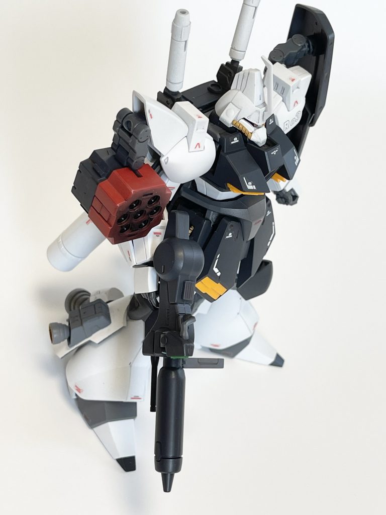 ミサイルポッドはコトブキヤのロケランです。オマージュ元のガズエルグラウに比べて発数が多くやや大型ですが、吊り下げジョイントからパージ可能なので問題ないでしょう。3mm軸ならミサラン以外も付けられるので武器変えてみても面白いかも。ライフルセンサー部はラピーテープで裏打ちした蛍光クリアグリーンの板を貼ってあります。折角光るようにしたのに撮り忘れたな。。