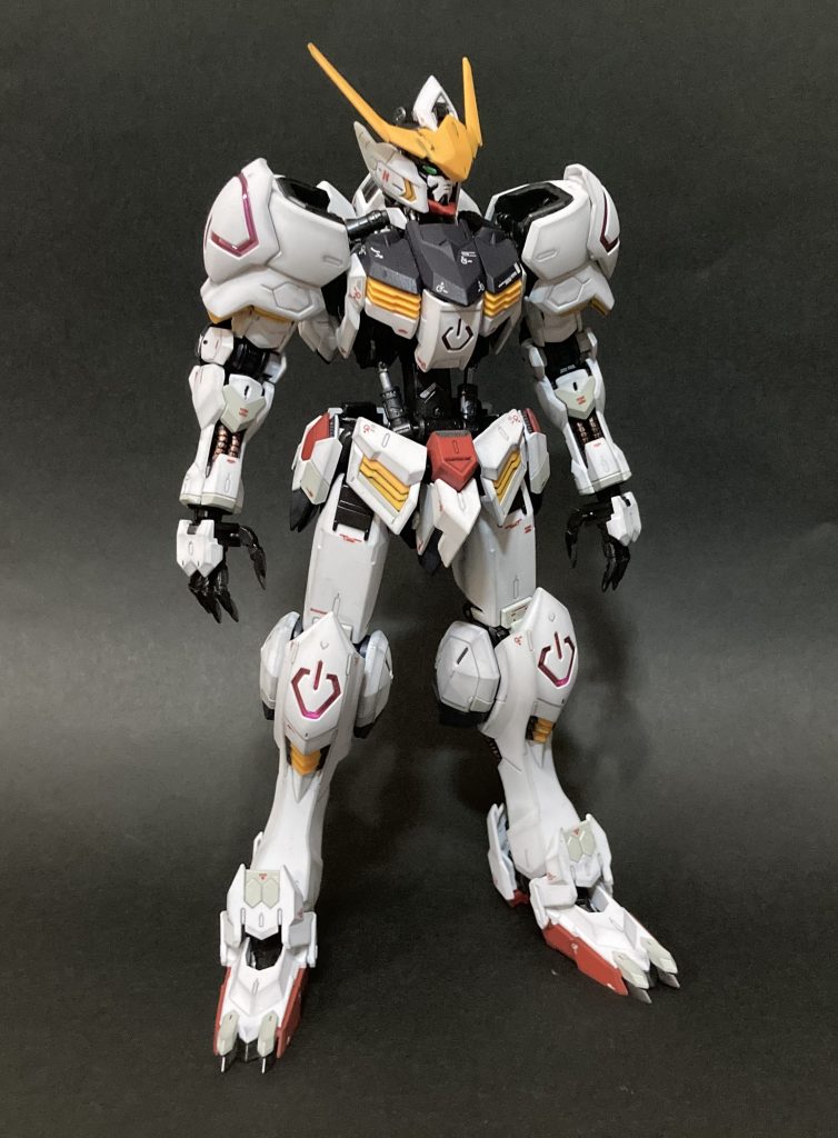 フロント　フレーム部のツヤ感と装甲のマット感がうまく出るようにしました。通常の立ち姿だとデカールが抑えめになっているのもよくわかるかと。