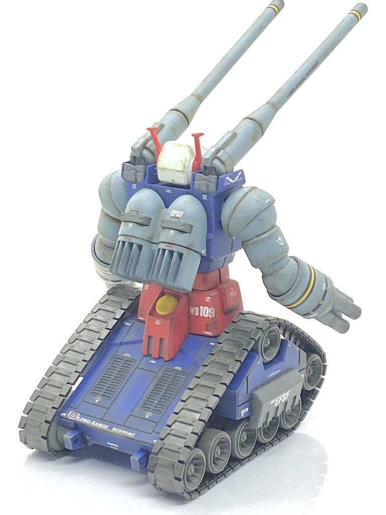 自分の模型のお師匠様はミリタリーモデラ―でガンプラは作らず、第二次世界大戦のドイツや日本のレシプロ機、戦車などを中心に作っていました。自分は弟子入りする前からガンプラを作っていて、当時は筆塗りだったのですが「模型作りを長くやるならエアブラシとコンプレッサーは絶対に買った方がいい。筆塗りも細部の塗り分けには必要だけど、広くて大きい面は筆塗りだと限界があるよ」とよく言われ、ドイツ軍のタイガーやⅣ号戦車、Ⅳ号突撃砲などを一緒に作ってもお師匠様の方が遥かに上手い仕上がりでした。その時に戦車のキャタピラ周りや転輪の汚し方も教えてくれたのでその時はエナメル塗料で汚しましたが今回はパステルを使います。