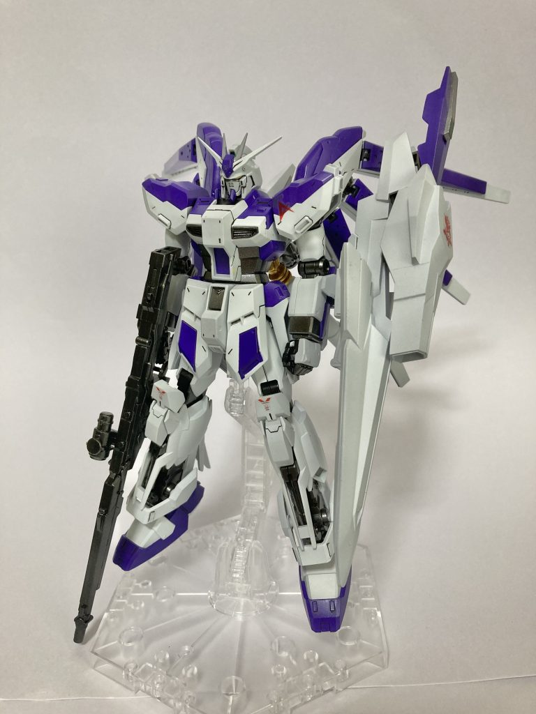正面変更点としてはHi-νをベースに脚、武装をデルタカイのものにしています。フレーム露出で黒の面積が増えて引き締まっている気がします。