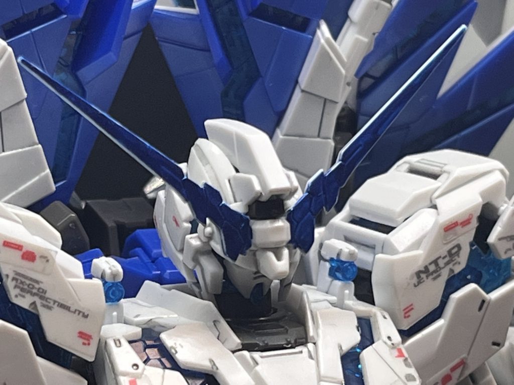 アンテナは水性ホビーカラーのメタリックブルーで塗っています。全体のスミ入れはエナメルのグレーでやっています。