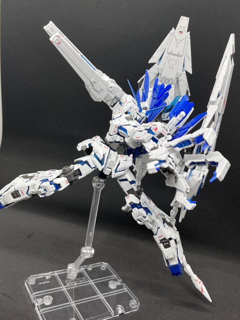 アームドアーマーVN(ヴァイブロ・ネイル)。白+青の正義感溢れる色と凶暴な感じのクローの組み合わせがなんともかっこいい。