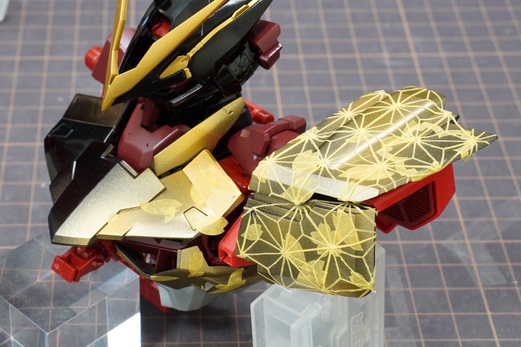 胴体、肩のマスキング風景胴体の様にまず桜のマスキングを施してから、麻の葉のマスキングをしました。桜の影を入れたかったので、マスキングを貼る順序を考えながらの作業は骨が折れました笑