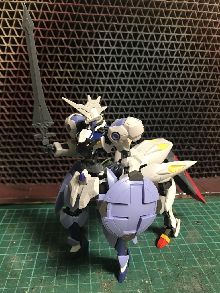 ウエストを延長、胸部はバルバトスをベースに騎士の甲冑ぽく形状変更しました