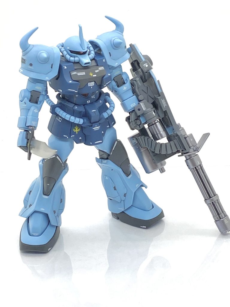 グフカスタムといえば超大型と言えるガトリング・シールドがここは模型的にも見せ場だと思います。自分は武器の砲身部先端をメタリックにする癖があるのですが75mmガトリング砲とその弾倉は全てメタリックで塗装しました。3連装35mmガトリング砲も砲身のみメタリックにして統一感を出しました。