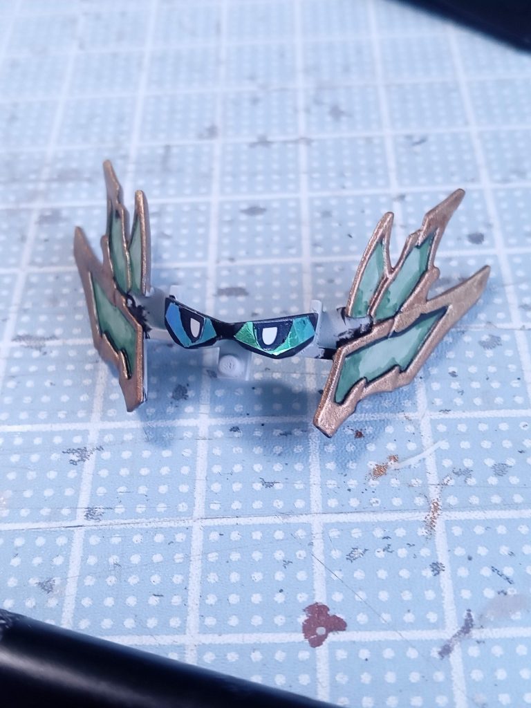 目は、ラピーテープを目の形に切ったものに付属の黒目を切り抜き貼り付けました。