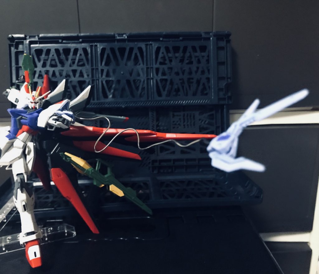 パンツァーアイゼンのリード線は紛失してしまったため、適当な太さの金属線に置き換えました。正直こんな位置にあったら凄く使いにくそう…実際自分はポージングに困りました。