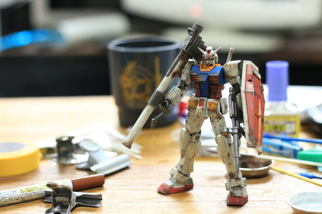 78ガンダムと言ったらやっぱりバズーカですよねEGのバズーカは全部グレーでモナカなので塗り分けが大変でしたでも砲身を白くするとグッと印象が良くなる気がするのでやって良かったなぁと思いますあとサビが映える 笑