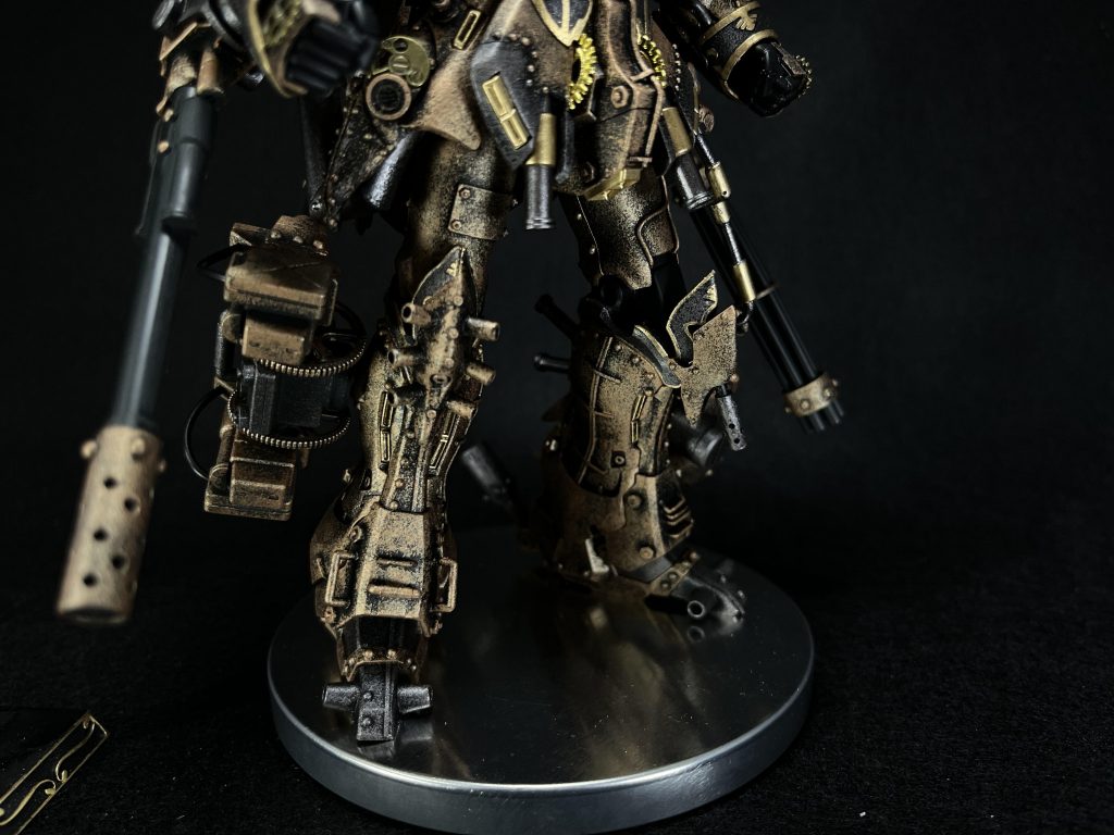 スチームパンク表現その⑤、シリンダーと機体に這わせたパイプです。メインのタンクで生まれた蒸気を全身に行き渡らせたり、蒸気のパワーを歯車に伝えたりということで、全身の各所に配置してます。コトブキヤのパーツだけでは足りず、2ミリプラ棒と3ミリプラパイプで自作して追加しました。