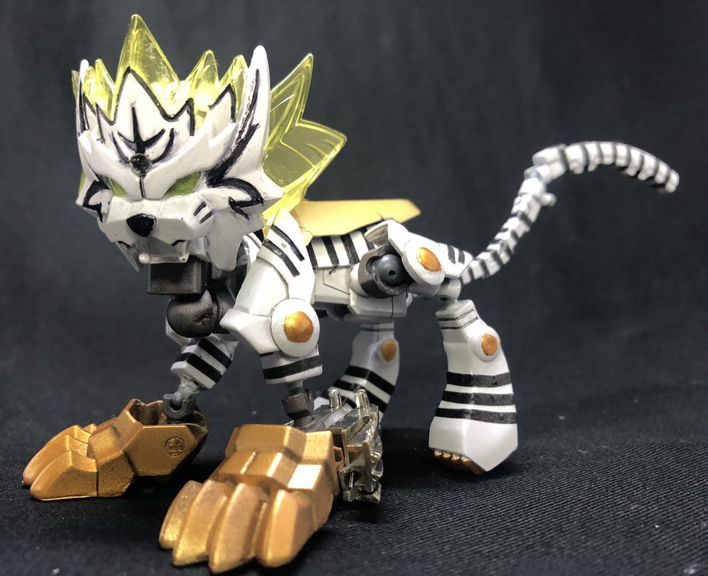 神獣・弩虎白虎刀に封印された雷の神獣。同調の第二段階である[具現化]により現世に姿を現し、俊敏な動きと鋭い爪で戦う。ただ当初、「弩虎は具現化したことへの喜びで自分の言うことを殆ど聞かず、信頼関係を得るまでは具現化するたびに大暴れになって苦労した」と虎暁は語る。設定①神獣との同調神器に宿る神獣の力を使うには「魂の同調」をする必要があり、その同調率により四つの段階①力の貸与、②具現化、③合体、④神獣化、に分かれる。このコンビ、最初はぶつかり合ってばかりで同調が進まなかったが、その反動か戦いの中でお互いを認め合い、四組のうち最も早く同調の最終段階まで辿り着くこととなる。