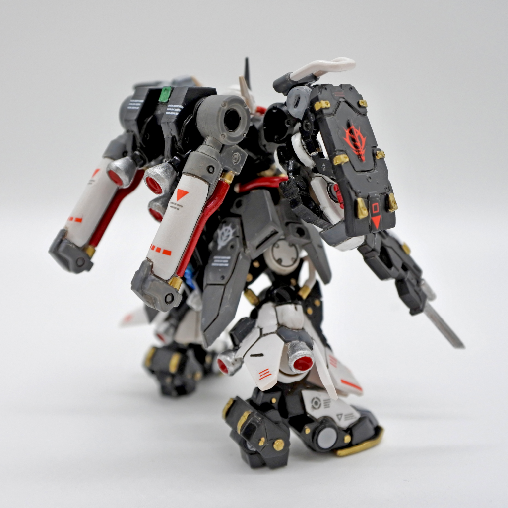 塗りだけだとつまんなかったのでデカールを貼ってみたところ、わりといい感じです。