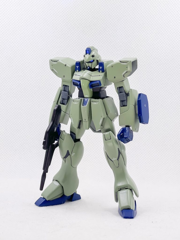 フロントビュー。フロントアーマーとサイドアーマーは共に形状調整してシャープ化。フロントアーマーはダクト部の追加と開口。裏からスリット入りのプラ板を貼ってます。
