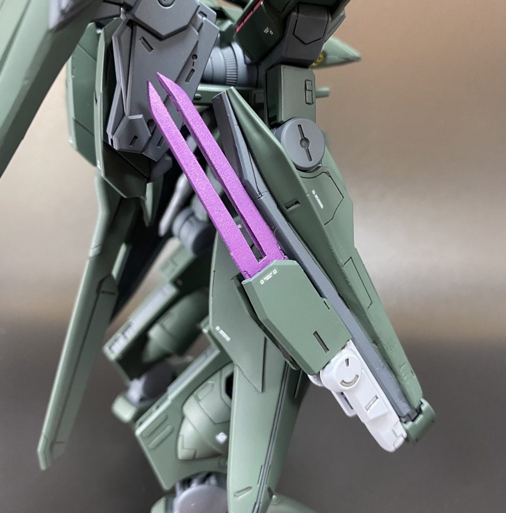 今回最も悩んだGNハンドガン。紫色のブレードは攻撃用なのか十手の様な物なのか、ビームサーベルは何処から出るのかなどの資料が少なかったので、個人解釈でドライのハンドガンとGNソードⅢ、他キットのブレードをミキシングして製作しました。