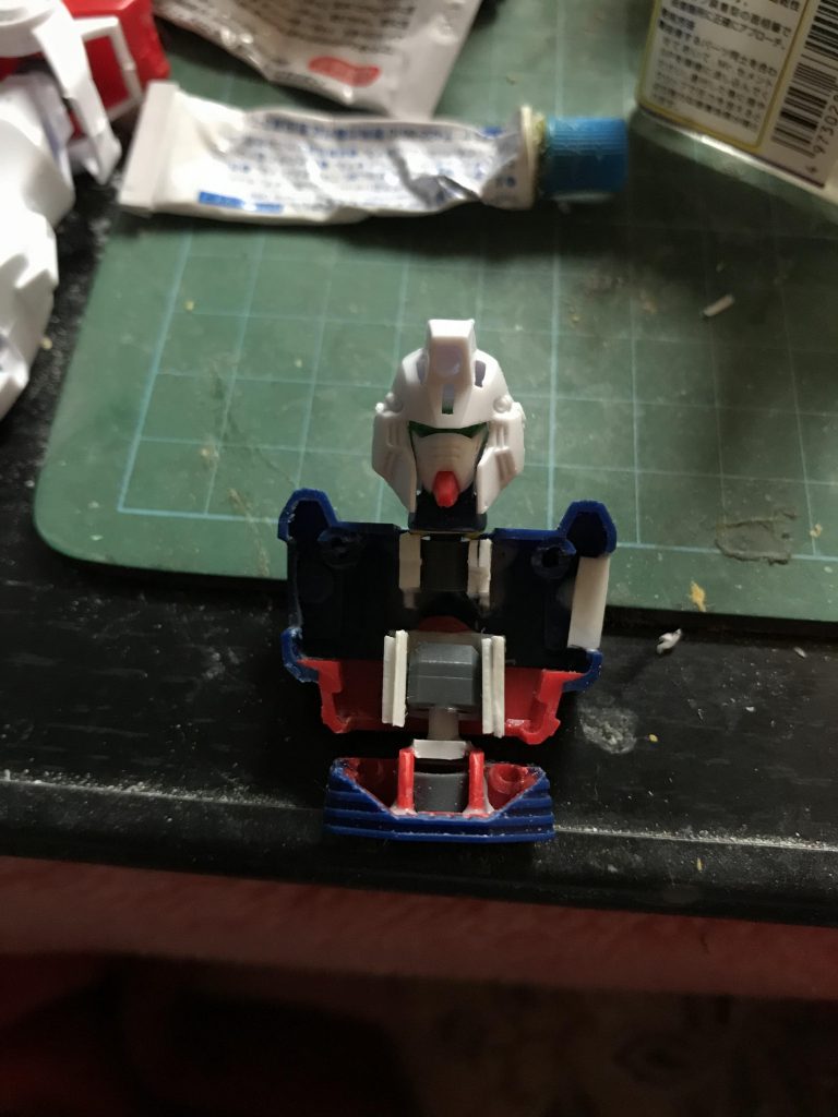 肩関節を仕込んだり、腹の部分を切り離してみたり、いろいろやってみた結果、最終的にあんまし動かなかったという…（笑）