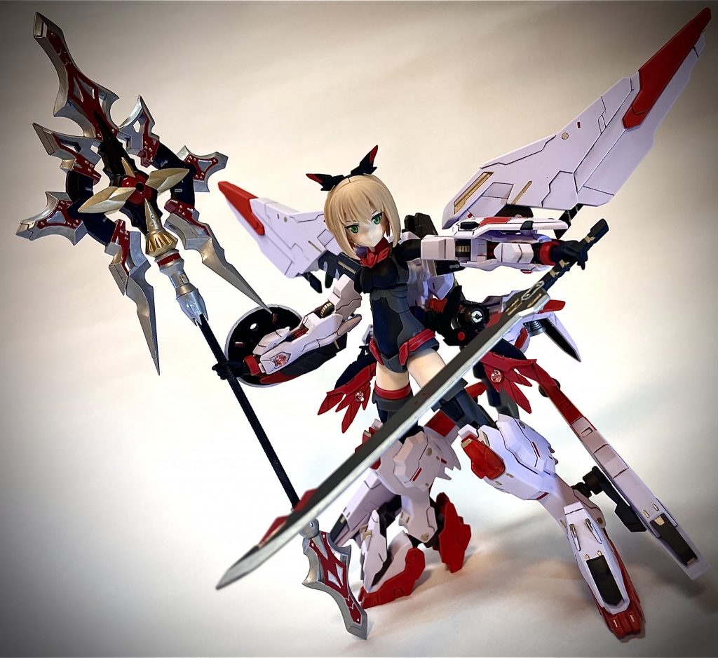 最初は胸や腰パーツ等も付ける予定だったのですが、ガンダムに女の子の頭乗せてるだけみたいになってしまったので、あえて胴体部分は何もつけず、人間の体を剥き出しにしました。あくまでティアーシャが武装しているというイメージ。小柄なティアーシャが鉄血系のハイヒールで大人っぽくしてるような感じで可愛らしくなったと思います。また、ハンドパーツをマルコシアスではなくティアーシャの人間の手にしたのも気に入っています。実は赤は3種類の赤を使ってるのですが、写真だとわかりづらいですね…