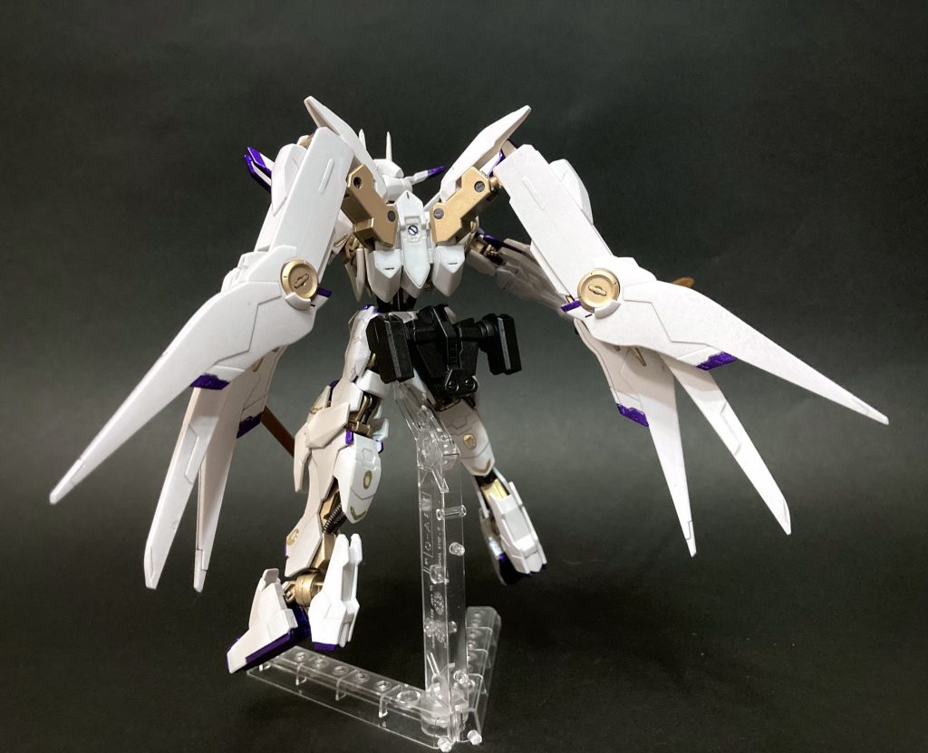 ウイングはバエルのものにルプスのサイドスラスターを２つずつ追加して、羽のように広げたり、畳んだりできるようにしました。