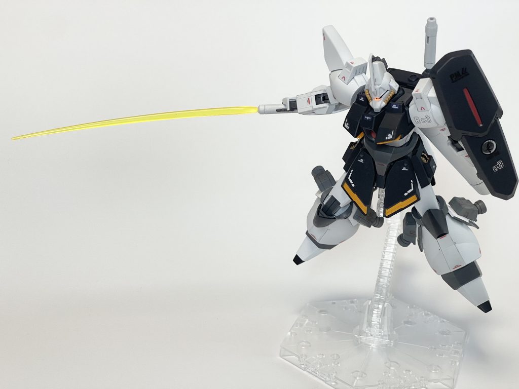 ハイパービームサーベルとか大型ビームサーベルって強そうで好きなんですよね。それがビームキャノンになるとかツボ過ぎて困る。今更ですがモノアイは発光可能です。キットは固定ですが左右に動かせるよう改造しております。