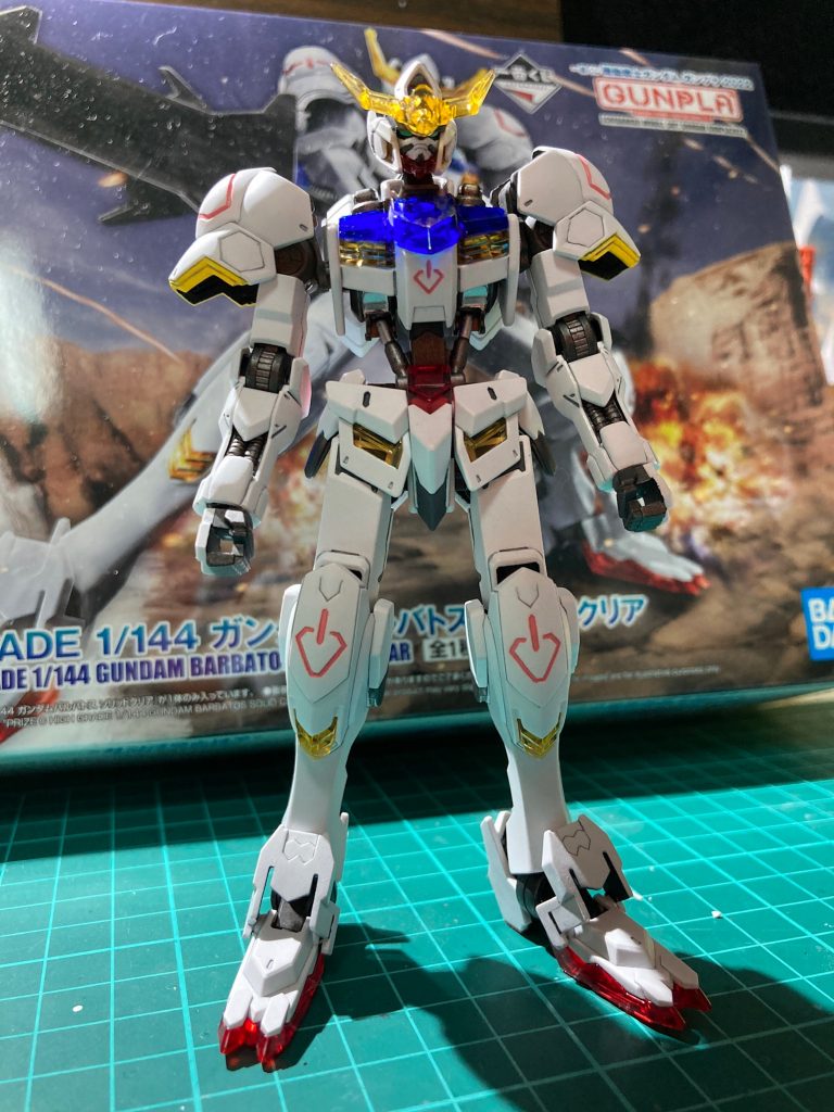 6月忙しいからとりあえずお試しでクリアパーツだけ切り出して〜、クリアパーツだけゲート処理して〜、クリアパーツにクリアカラー塗ったらヤスリ痕消えるか試してみて〜とかやってたらいつのまにか引っ込み効かなくなって完成まで一気にやっちゃってました。ガンプラ恐い!初の鉄血系プラモなので、露出するフレーム部がどういう見え方するのかイマイチわからず、さらにソリッドクリア部から見える内部フレームはどうすると見栄えがするのかとか考えて、クリアパーツの内部はシルバーで塗装とかしてみました。その辺りの工夫、ぶっちゃけ出来栄えに対する効果はイマイチ判りません笑