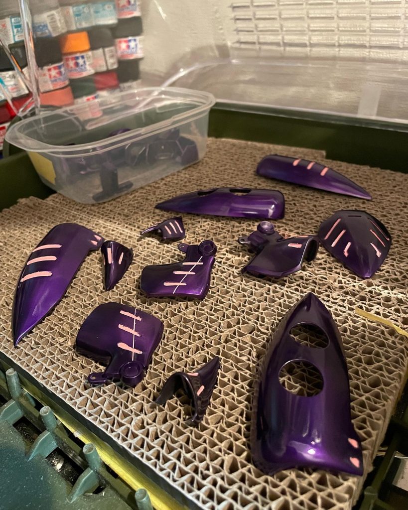 スリットのデカールをマスキングで貼ったけど、剥がす時塗装まで剥がしてしまいました。勉強になりました。