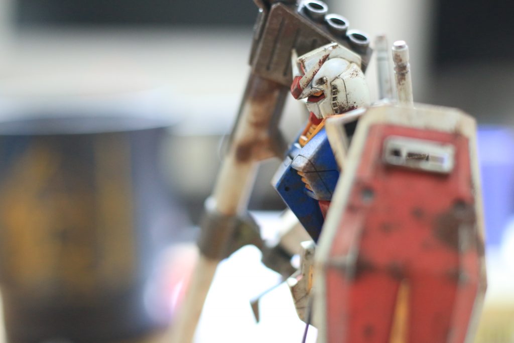 ただプロポーションは本当に抜群に良いと思ってますあと本当に顔がイケメン個人的にはHG、RGと比べてもEGのフェイスが1番好きですねトサカが大きいのと、顎が長い分マスクの縦幅が狭く、めちゃくちゃカッコイイですね!他のキットが昔くらい安くなるまでこのキットで遊ぼうと思います!早く安くなってくれるといいですね、、、