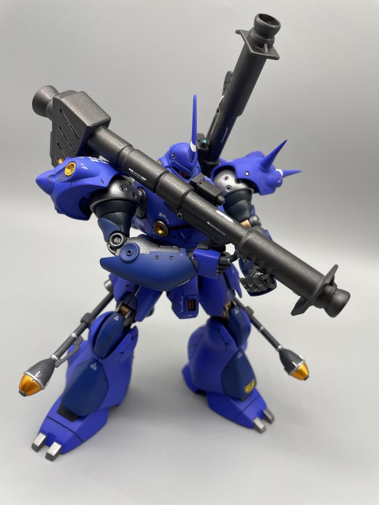 ジャイアントバズ×2合わせ目消し、前・後部開口、サイトにレンズパーツ使用一番合わせ目消しに苦労させられたパーツ群。何回パテを重ねて削った事か…持つ時背負う時で上下両方見られるので手を抜けなかったのが辛かったです。作業完了した時の達成感もひとしお。